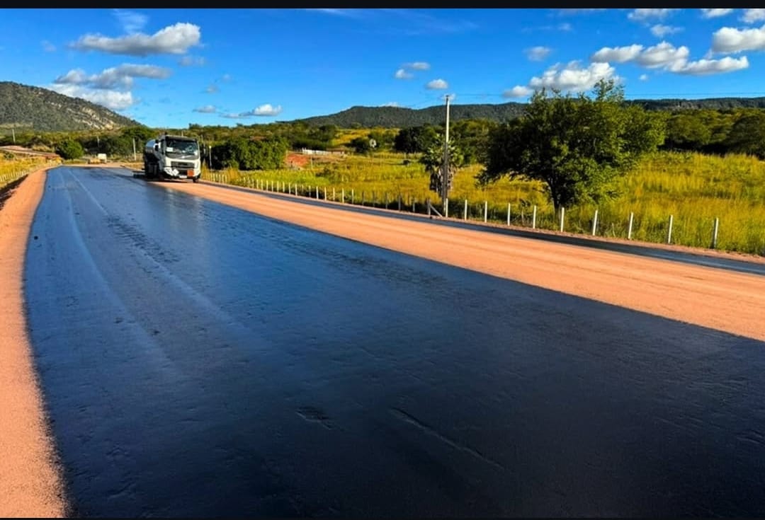 Obras da PB-394 avançam com sinalização e pavimentação no Sertão paraibano
