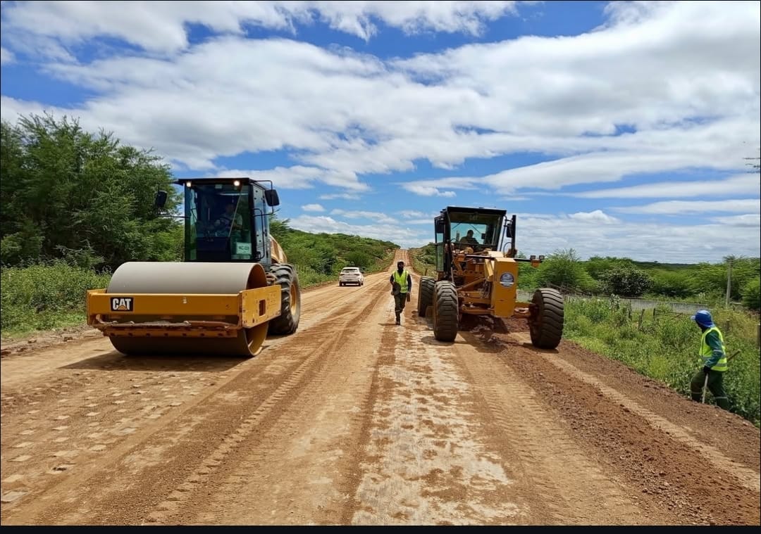 Obra de pavimentação da PB-210 avança no Cariri paraibano